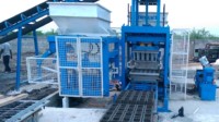Machine de fabrication de blocs de béton creux semi-automatique hydraulique à commande PLC, entraînée par moteur, capacité de la trémie de 700 dm3, 32 KW