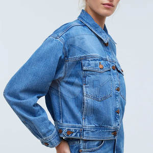Veste en jean de qualité supérieure pour femmes offrant un style unique et une taille personnalisée avec des couleurs pour des looks décontractés - Product Image 4