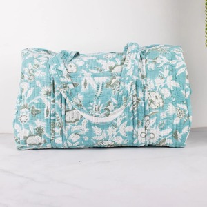 Bolsa de Viaje de Fin de Semana de Lujo, Hecha a Mano, Acolchada, de Algodón, Gran Capacidad, Cierre de Cremallera Resistente, Estampado Floral - Product Image 1