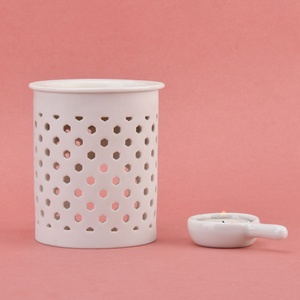Lampe d'aromathérapie en céramique blanche chauffe-bougie électrique et brûleur de tarte à la cire pour huile parfumée petit design pour un usage domestique - Product Image 2