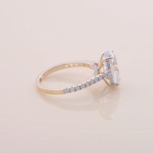 Anillo de compromiso de plata de ley 925 maciza con diamante ovalado de 5.04 ct cultivado en laboratorio y halo de piedras laterales redondas - Product Image 6