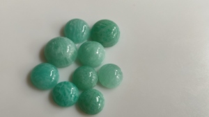 พลอยอเมซอนธรรมชาติ10มม. อัญมณีหลวมสีเขียวด้านหลังแบนรูปทรงผสมสำหรับทำเครื่องประดับ - Product Image 4
