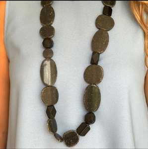 Collier chic et moderne en résine avec effets tourbillonnants et scintillants faits à la main, idéal pour les fêtes, les événements, les cadeaux et les accessoires de mode - Product Image 5