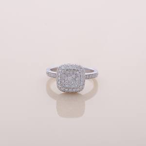 Bague en or 9 carats jaune, blanc ou rose avec diamant rond de laboratoire, halo et grappe de pierres, bijoux - Product Image 1