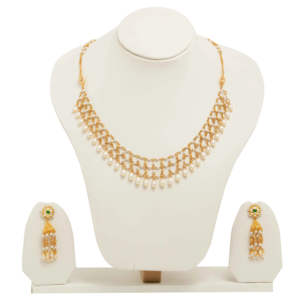 Conjunto de collar tradicional chapado en oro con perlas de varias capas y pendientes tipo candelabro a juego para novias y ocasiones festivas. - Product Image 1