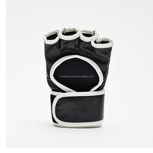 Gants de boxe MMA personnalisés DWELT GEARS OEM en cuir respirant, durables, antidérapants, avec sangle de poignet réglable à boucle auto-agrippante, légers - Product Image 4