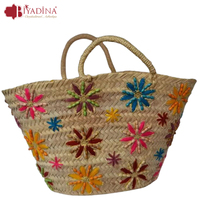 Panier de rangement en osier fait main à la mode marocaine avec poignées en feuille de palmier détaillées avec fleur colorée en paillettes naturelles