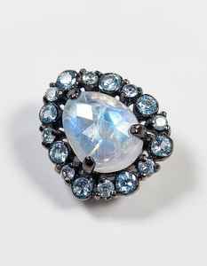 แหวนมูนสโตนชุบโรเดียม ดีไซน์สำหรับการสวมใส่แบบเลเยอร์อย่างมีสไตล์ ให้แสงนวล โดดเด่น คลาสสิกเหนือกาลเวลา เหมาะสำหรับงานแต่งงาน - Product Image 3