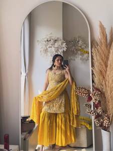 Conjunto de Fiesta de Diseño en Seda Simmer con Bordado de Hilo y Lentejuelas, Top y Sharara con Bordado de Hilo y Lentejuelas en el Dupatta - Product Image 2