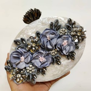 Pochette pour femme faite à la main en résine, mode, ouverture magnétique, doublure en coton, bouton en strass, perles, chaîne de perles, taille personnalisée - Product Image 3