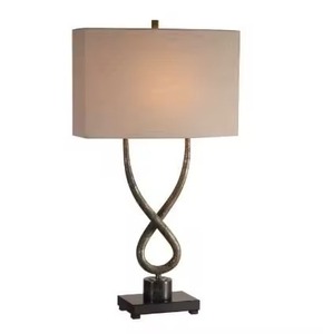 Elegante lámpara de mesa de Metal hecha a mano para espacio vital Luz de noche moderna Acento de hierro decorativo para interiores de hogares - Product Image 1