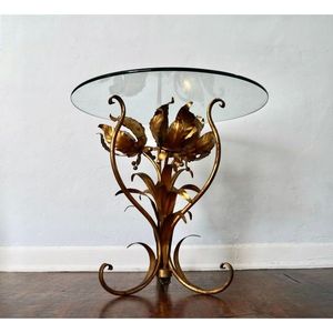 Table basse de construction en aluminium durable avec base gravée de fleurs et surface en verre conçue pour les zones à fort trafic élégantes - Product Image 6