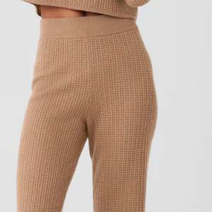 Pantalon de détente en tricot à taille haute pour femmes | Pantalon de détente doux, confortable et extensible avec tissu côtelé et taille élastique - Product Image 4