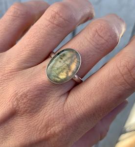 แหวนแลบราโดไรต์สีฟ้าเพลิงทำด้วยมือเงิน925อัญมณีลาบราดอไรต์ธรรมชาติทำด้วยมือของขวัญแหวนแต่งงานสำหรับผู้หญิง - Product Image 3