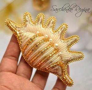 Abalorio de Papá Noel con Cuentas Rojas y Blancas, Bordado a Mano, Hermoso, Novedoso y de Primera Calidad para Niña - Product Image 5