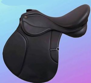 Silla de Montar Inglesa Sintética de Alta Calidad con Diseño de Costura Lisa y Armazón de Plástico para Salto de Obstáculos para Equitación - Product Image 1