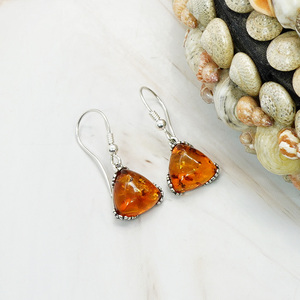 Pendiente de gancho de ámbar Báltico natural de sólida plata de ley 925 - Product Image 1