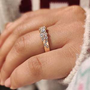 Bague à diamants ronds sertis en dispersion - Product Image 5