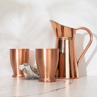 Pichet à boire en cuivre personnalisé de bonne qualité avec table de mariage en verre pichet à eau décoratif en cuivre pur en métal bénéfique pour la santé
