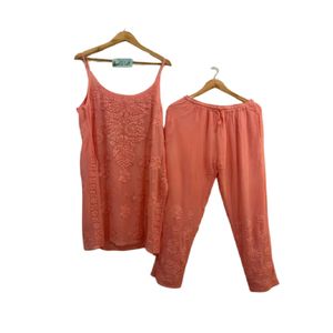 ชุดเซ็ตผ้าฝ้ายแท้สีชมพูพีช ลายปักชิกันการี แขนกุด คุรตะปักมือ กางเกงปาลาซโซ่ทรงหลวม แห้งเร็ว ไม่ยับ เหมาะสำหรับฤดูร้อน - Product Image 1