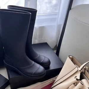 Botas de Lluvia de Goma Personalizadas para Mujer, Botas Wellington hasta la Rodilla, Estilo Chanel, Venta al Por Mayor - Product Image 5