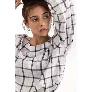 Camisa Informal de Popelina Blanca y Negra con Elementos de Moda Sencillos-224-217-011 - Product Image 4