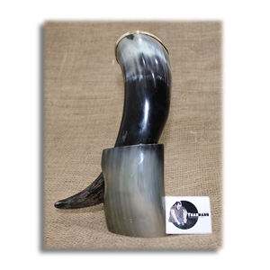 Cuerno de beber vikingo con soporte - Product Image 1