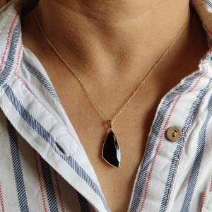 Onyx noir naturel forme fantaisie pierre précieuse sculptée fête porter pendentif en or 14k pour collier bijoux de mode fins en gros pour les femmes - Product Image 1