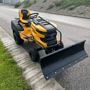 Tracteur de pelouse Cub Cadet XT1 avec lame à neige et kit hiver, tondeuse autoportée et chasse-neige à vendre - Product Image 1