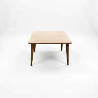Table carrée en contreplaqué pour enfants, design moderne du milieu du siècle, pieds en bois durables, pour bébés et enfants.