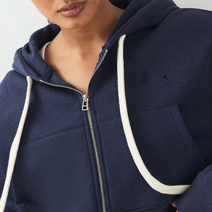 เสื้อฮู้ดผ้าฟลีซสีพื้นสำหรับผู้หญิง สวมใส่สบายในฤดูหนาว เหมาะสำหรับใส่ในชีวิตประจำวัน ราคาถูก คุณภาพสูง บริการ OEM ออกแบบสำหรับผู้ซื้อขายส่ง สไตล์ลำลอง - Product Image 2