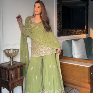 Conjunto de traje de trabajo de verano de estilo vintage, de corte recto, de color liso, con bordado de lentejuelas en georgette de alta calidad, estilo Sharara Dupatta, con cintura natural y manga larga. - Product Image 1