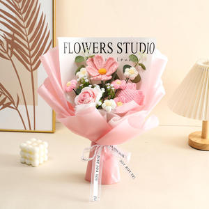 Bouquet de fleurs artificielles en laine tricotée à la main, style crochet, cadeau de Saint-Valentin pour petite amie - Product Image 4
