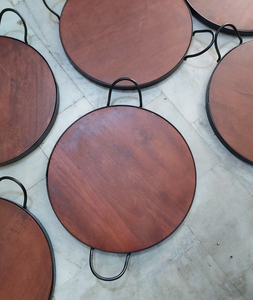 Plateau en bois rustique durable et élégant avec des poignées en métal élégantes pour le service de mariage et la décoration intérieure - Product Image 3