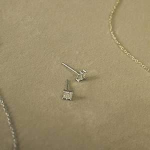 Pendientes de Plata 925 con Doble Tuerca y Diamante Moissanita de 0.90ct, Diseño Geométrico Vintage de Moda para Aniversario, Compromiso, Boda - IGI - Product Image 3