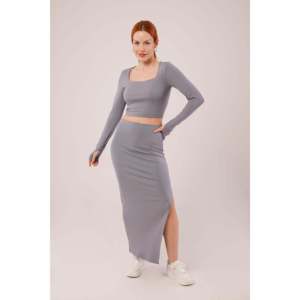 Conjunto de Dos Piezas Lustrin para Mujer, Blusa Gris con Cuello Cuadrado y Mezcla de Viscosa, y Falda Maxi con Detalle de Abertura Lateral, para Venta al Por Mayor - Product Image 1