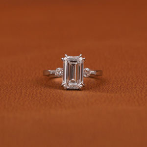 Anillo de Bodas de lujo de platino Corte Esmeralda Laboratorio Cultivado Diamante Compromiso Solitario Corte redondo Diamante IGI Anillo certificado - Product Image 1