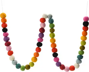 彩色毛毡球花环 -- 手工制作，热爱您的特殊活动