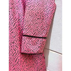 ชุดสูทผ้าแจ็คการ์ดลายม้าลายสีชมพู KN สำหรับผู้หญิง ราคา 1799/- - Product Image 3