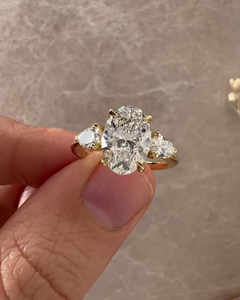 Anillo de Compromiso con Diamante Cultivado en Laboratorio de 3 Quilates, Certificado IGI, Corte Ovalado Central con Piedras Laterales en Forma de Pera en Oro de 14K - Product Image 4