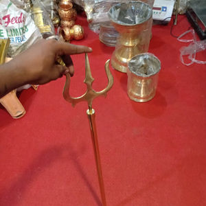 La Trisula consiste en tres puntas afiladas que se elevan majestuosamente desde un eje central. - Product Image 1