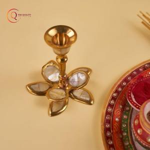 Mariage et fêtes de haute qualité fournitures de pot de bougie Unique bougeoir de table en métal fait à la main couleur or coulé fait - Product Image 4