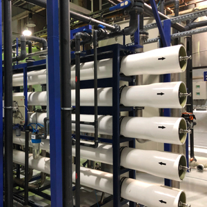 ถังแรงดันระบบกรองน้ำแบบออสโมซิสผันกลับ AKTIFPAK AAT พร้อมมอเตอร์ PLC สำหรับโรงงานผลิต ใช้ในโรงงานอุตสาหกรรม ความจุ <3000 ลูกบาศก์เมตรต่อชั่วโมง ผลิตจากสแตนเลสแบบดูเพล็กซ์ - Product Image 1