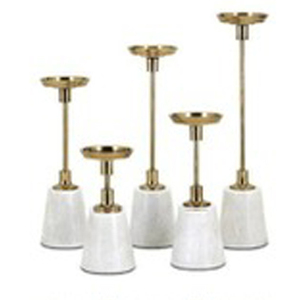 Ensemble de 5 bougeoirs de différentes tailles avec base en marbre blanc et finition dorée métallique, décoration de table, éclairage - Product Image 1
