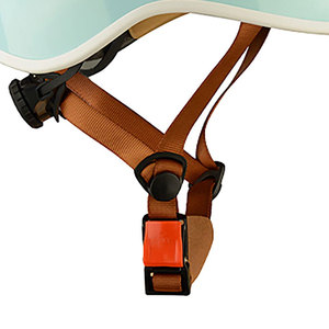 Casco de equitación con diseño transpirable y ventilación para mantener la cabeza fresca durante largas sesiones de montar al aire libre - Product Image 6