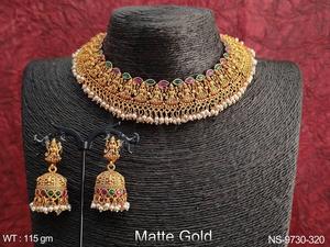 Conjunto de Joyería de Diseño Elegante con Acabado Mate Dorado, Diseño Laxmi, Hermoso Accesorio Tradicional para Mujer, Collar de Templo - Product Image 2