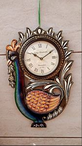 Horloge murale décorative en bois artisanal de style Art Déco avec motif paon et mouvement à quartz - Product Image 3