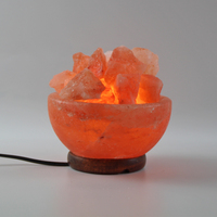 Lampe de bol de feu de sel de roche rose en cristal de l'Himalaya avec motif de fleurs sculptées 100% décor naturel comprenant des morceaux de sel