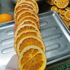 Tranche d'orange séchée artisanale du Vietnam pour la fabrication de savon de décoration de bougie parfumée et d'idées cadeaux écologiques - Product Image 1