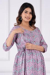 Un vestido de maternidad con estampado de rayón perfecto, cómodo, elegante y versátil para mamás de moda con cremalleras de fácil manejo. - Product Image 6